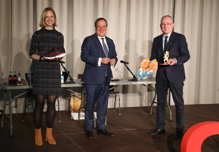 Fohn, Laschet und Brantin auf der Bühne