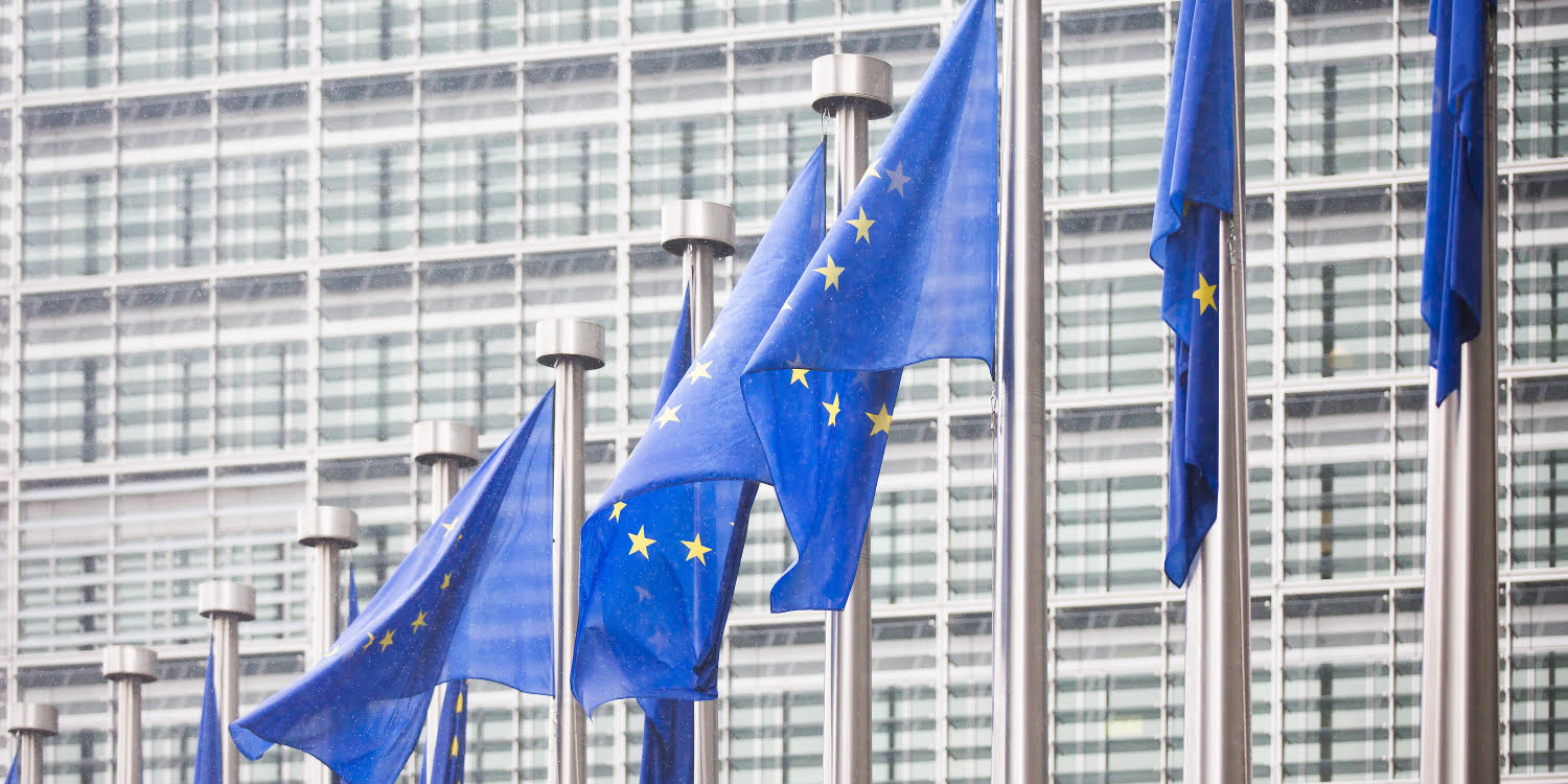 Mehrere Europafahnen im Wind