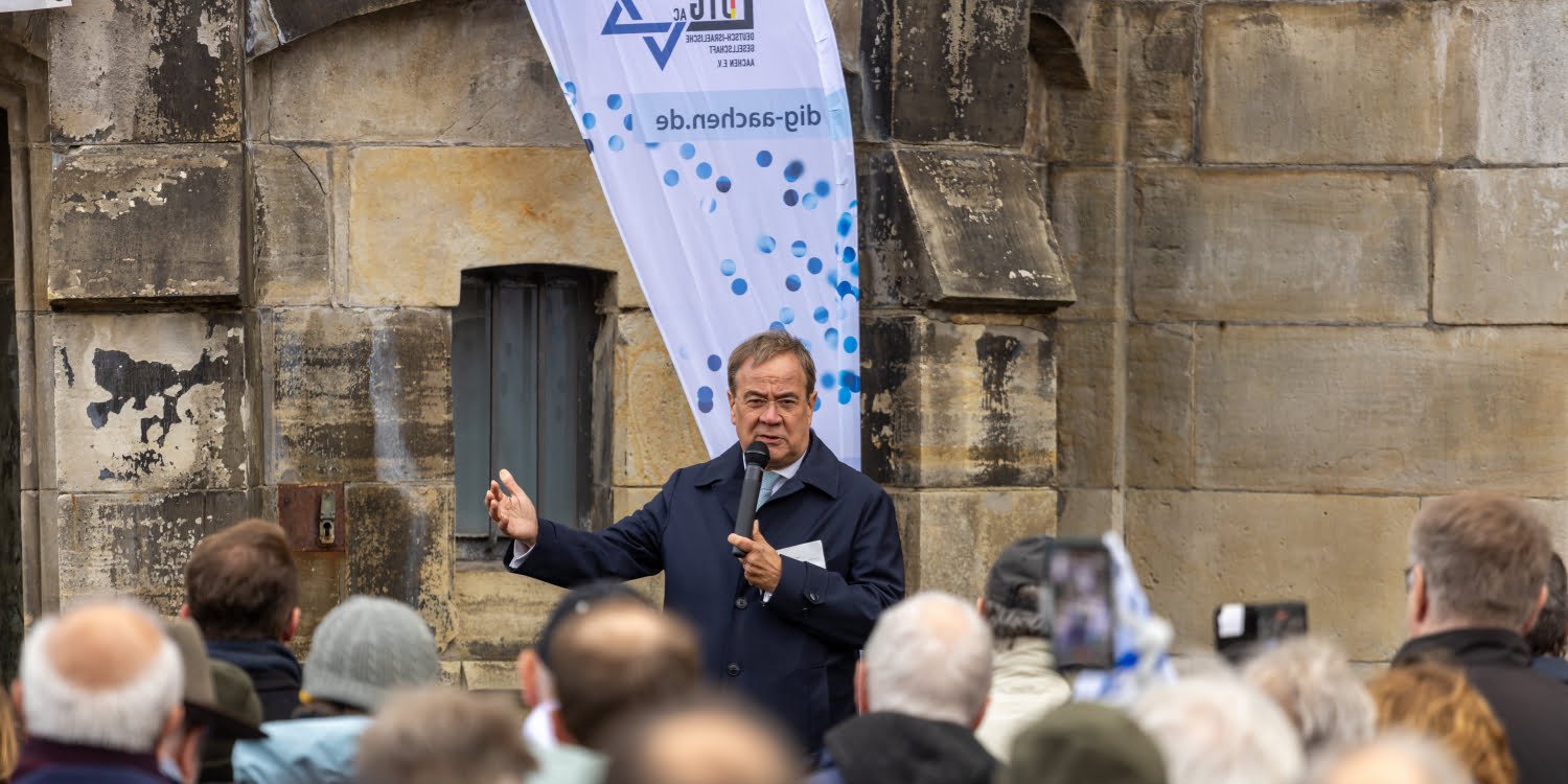 Armin Laschet redet bei der Kundgebung